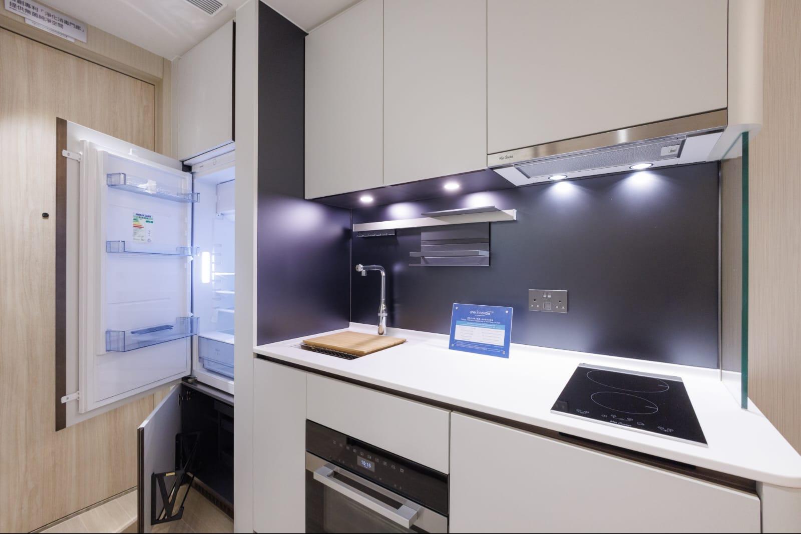 開放式廚房配備名種歐洲品牌電器,包括二合一洗衣乾衣機、雪櫃和蒸焗爐等。(蘇文傑攝)