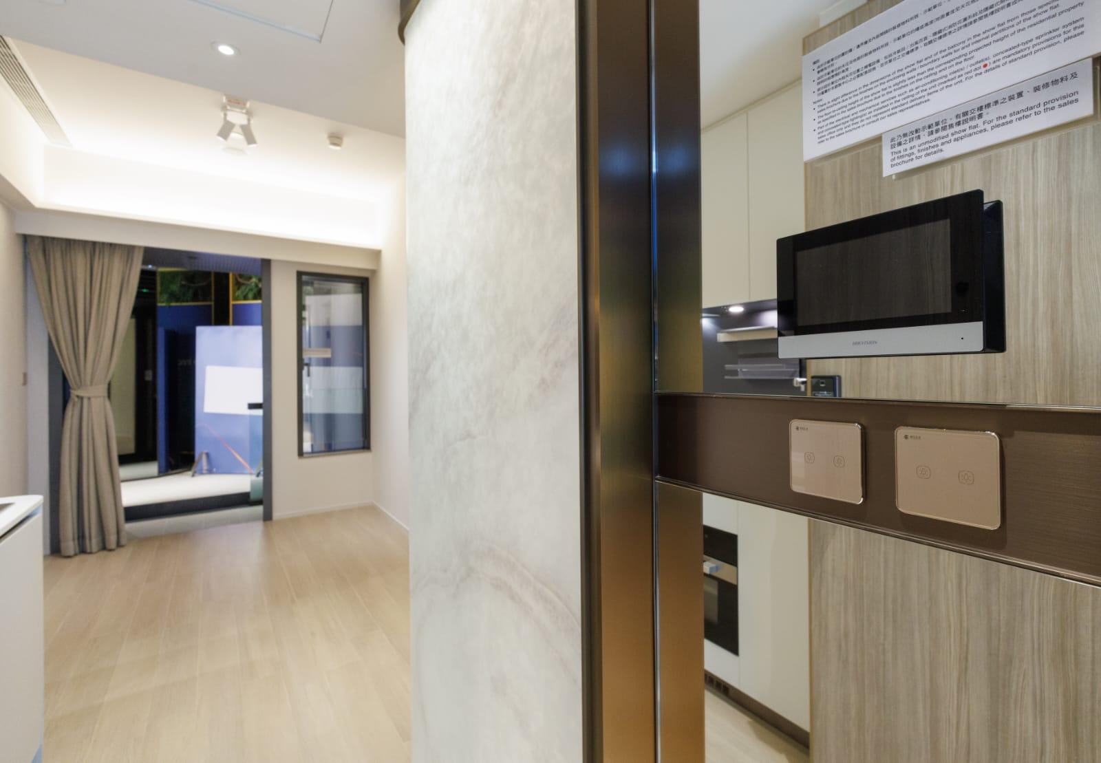 單位採用嶄新智能家居及智能生活系統,透過一鍵或語音控制室內環境,住戶亦透過應用程式「定製化」住客自購的家居電器等設備。(蘇文傑攝)