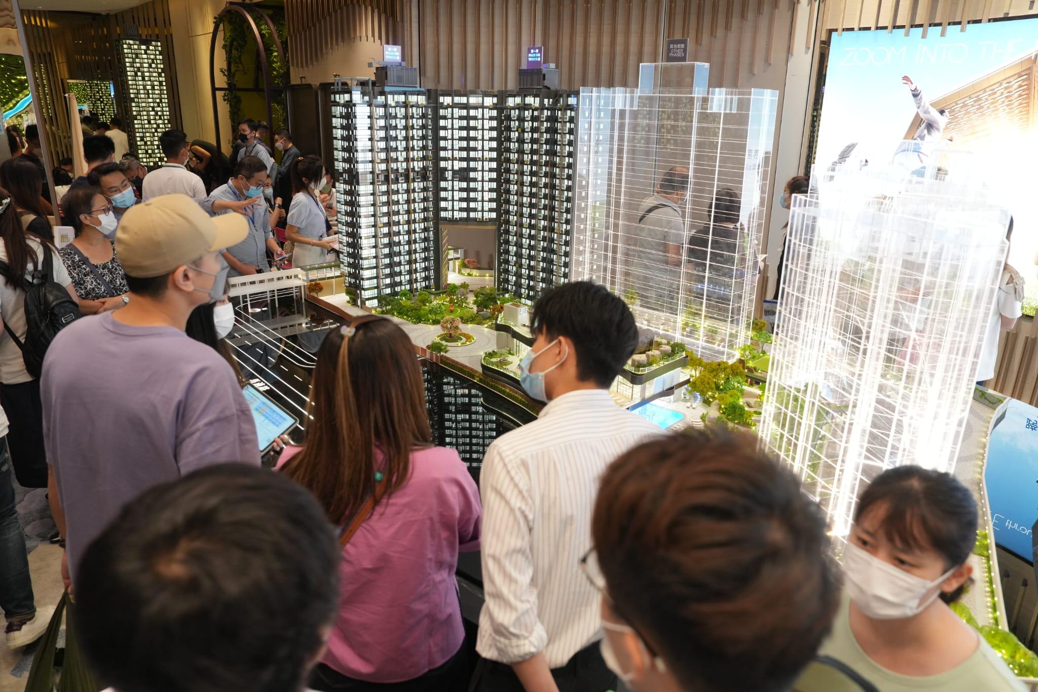 就現場所見,ONE INNOVALE-Archway展銷廳人流不絕,客源廣泛,當中不乏年輕準買家。(陳奕釗攝)