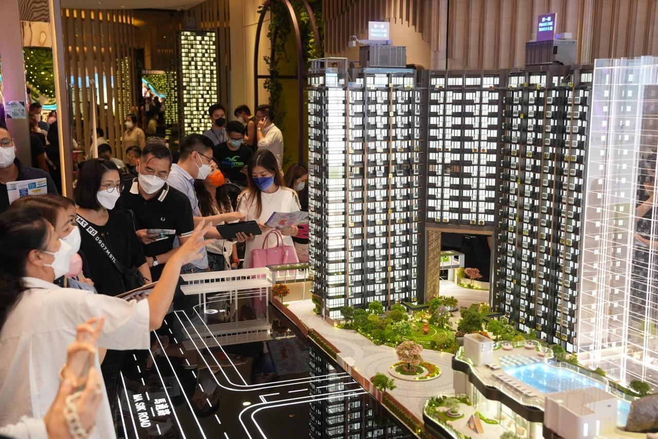 就現場所見,ONE INNOVALE-Archway展銷廳人流不絕,客源廣泛,當中不乏年輕準買家。(陳奕釗攝)