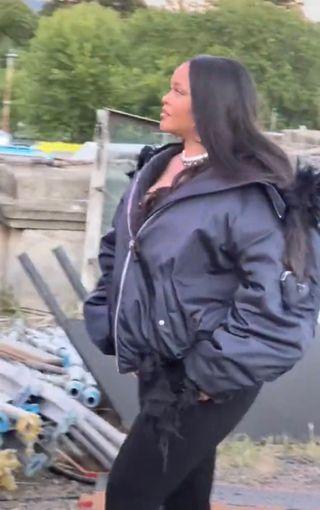 Rihanna今年5月榮升人母,近日終於首度露面。