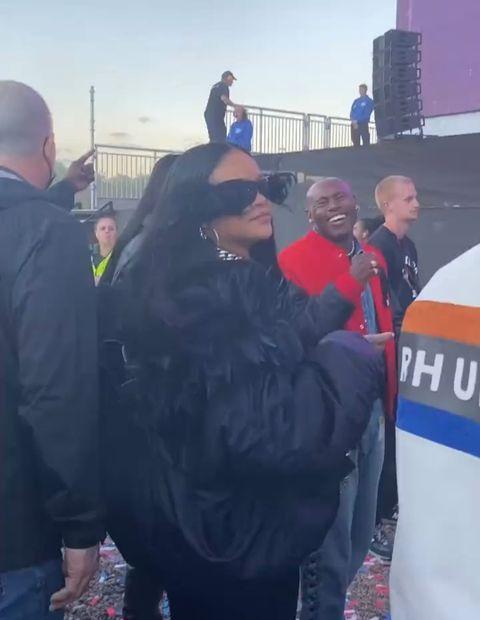 Rihanna心情不俗,更展現笑容回望現場樂迷。