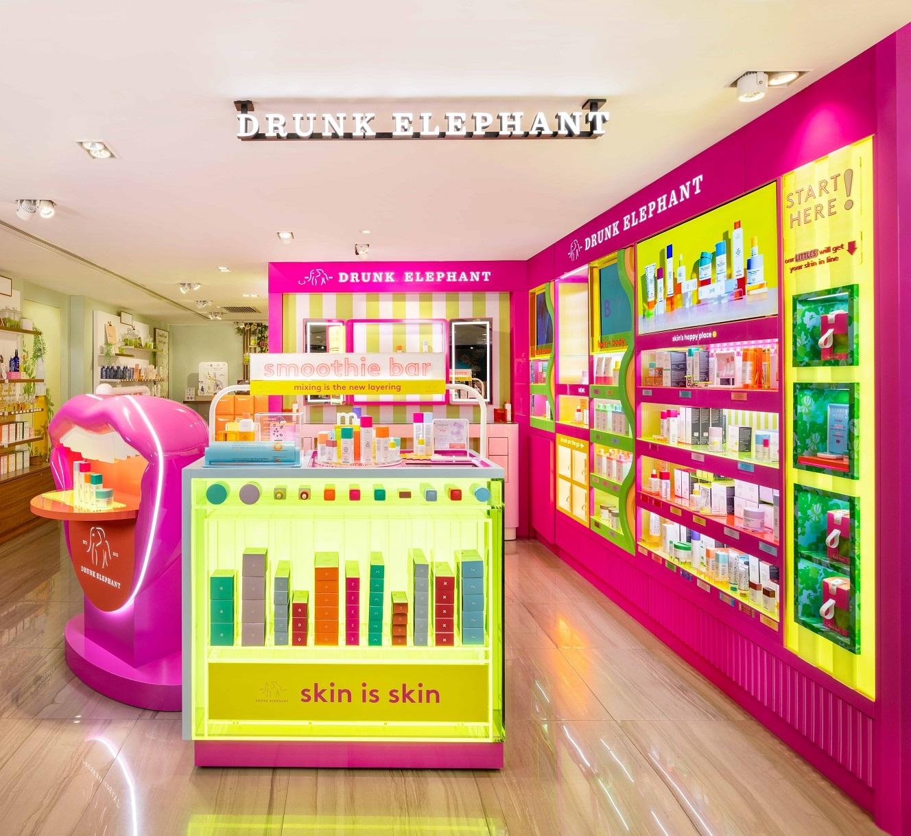 Drunk Elephant最近進駐銅鑼灣崇光,開設品牌首個專櫃,加入品牌的標誌性咀巴圖案和鮮艷奪目的霓虹燈設計。