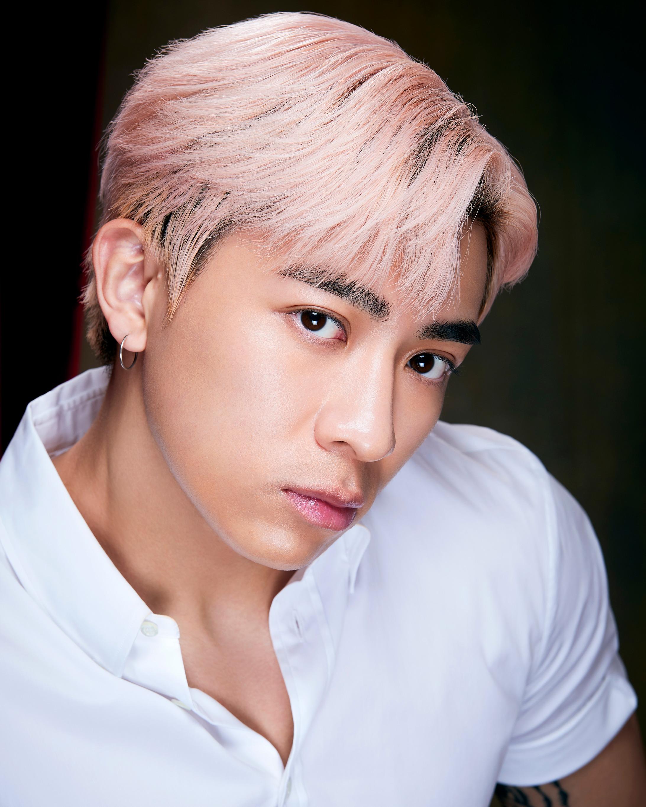 Tyson Yoshi接受SK-II「深夜肌膚特寫」測試。