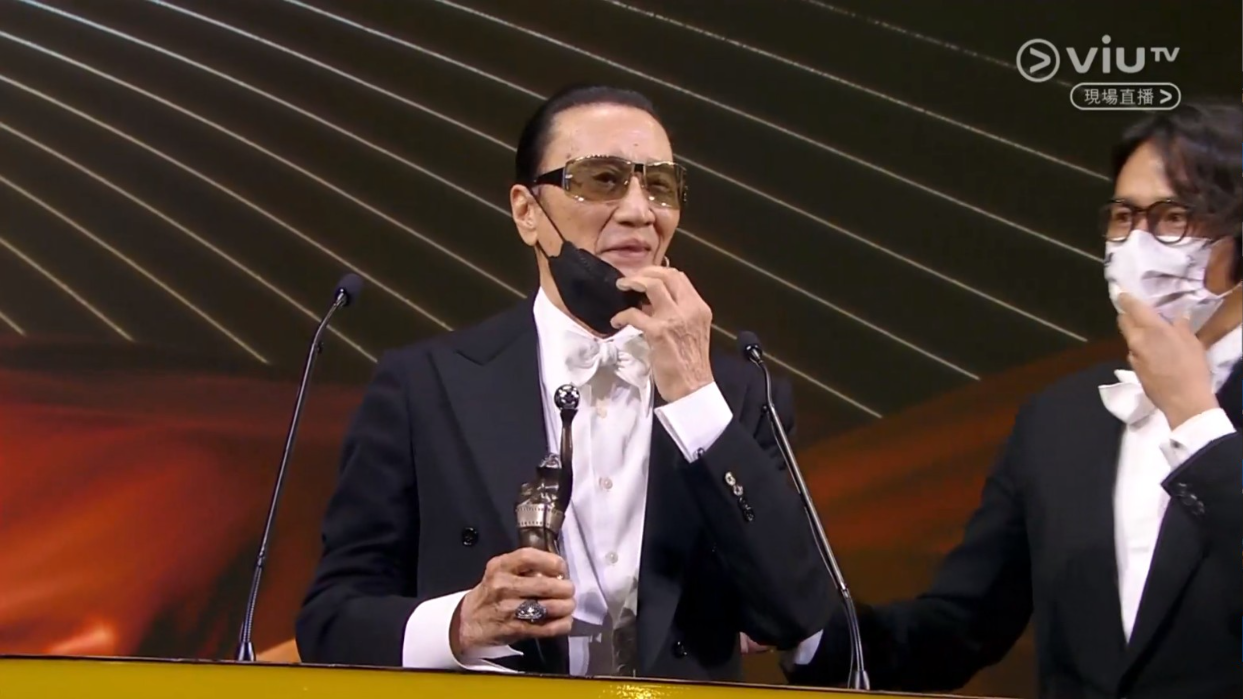 謝賢除下口罩後,驚見他有咀歪的情況。