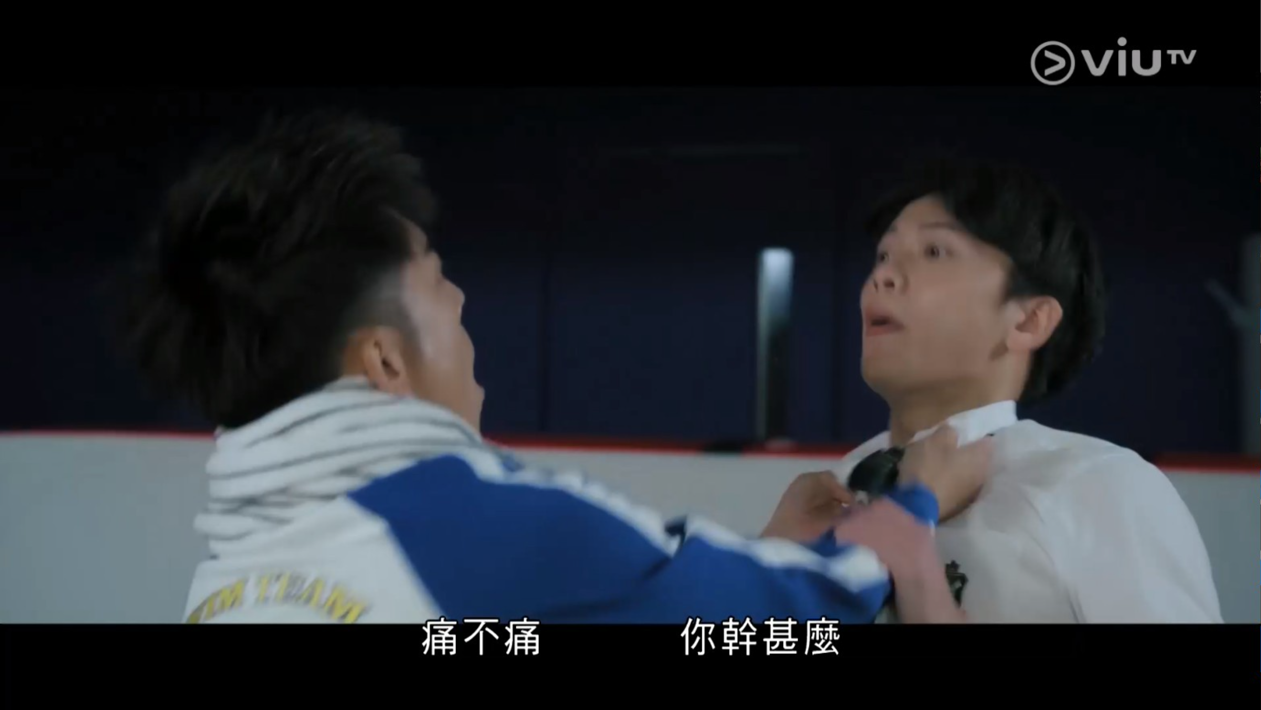 Edan與Locker暴衝突。