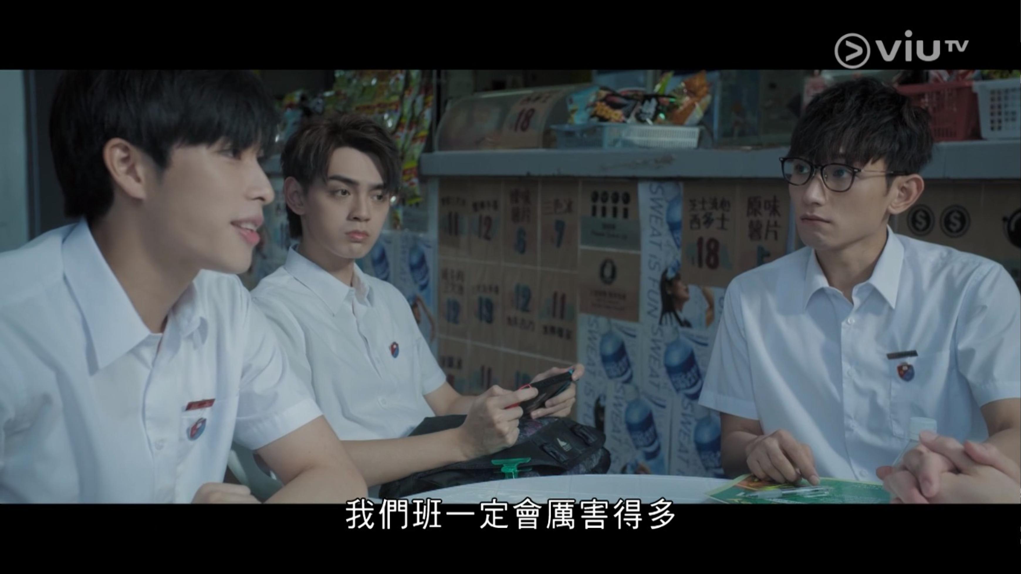 王智騫(右)戲份不多,但四眼造型令人留下深刻印象。