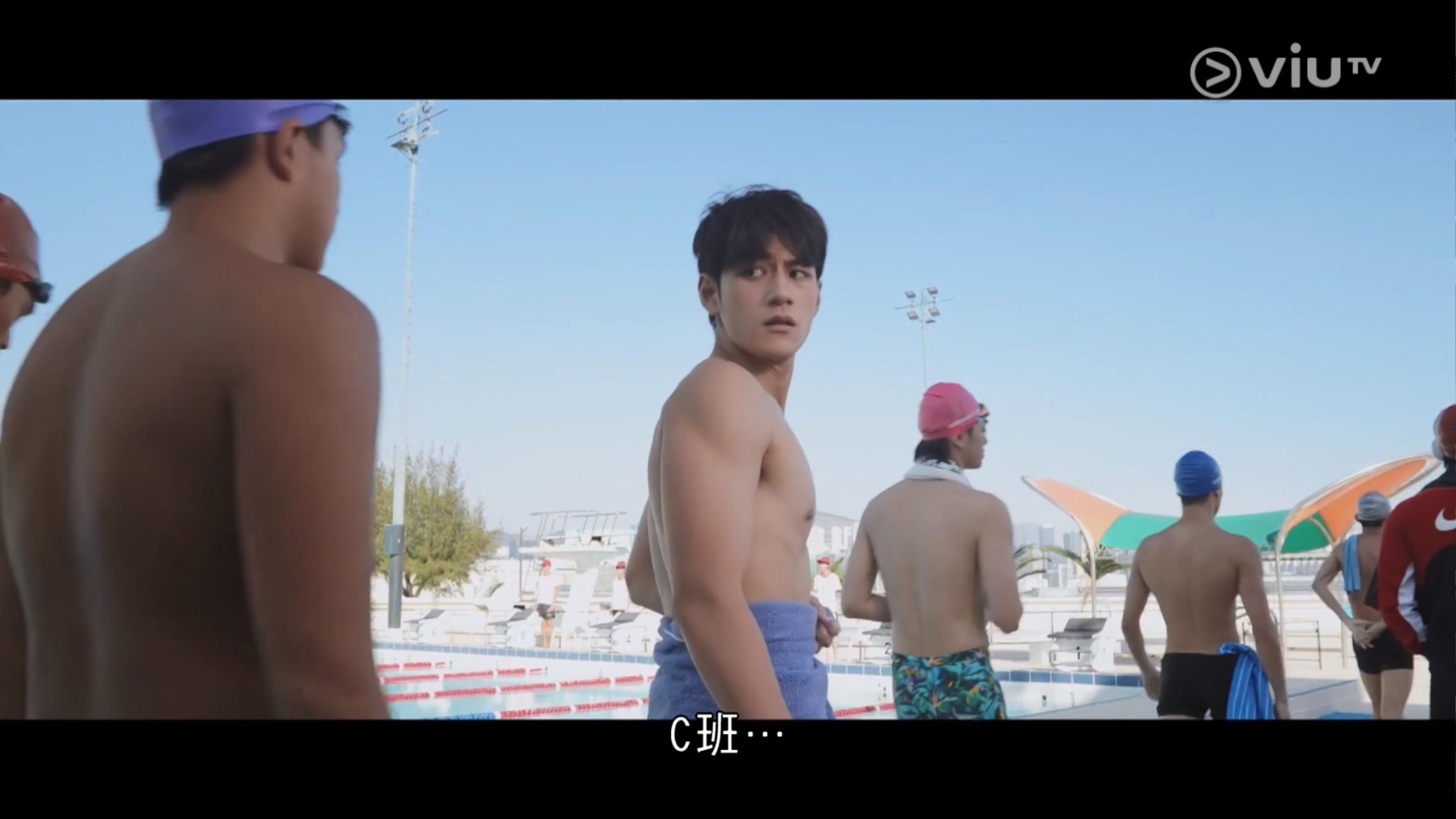 魏浚笙因只穿底褲,因而感到不安。