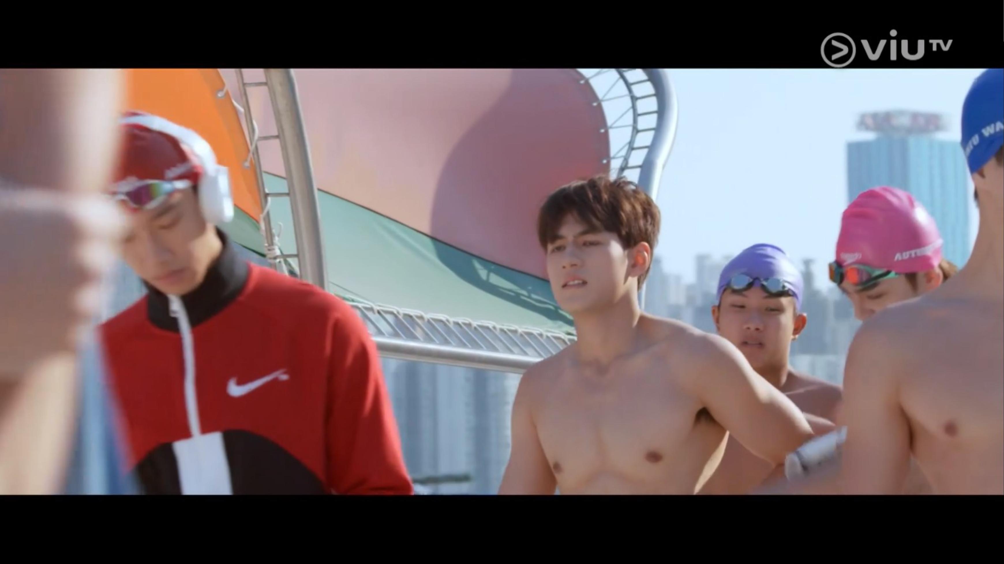 魏浚笙因只穿底褲,因而感到不安。