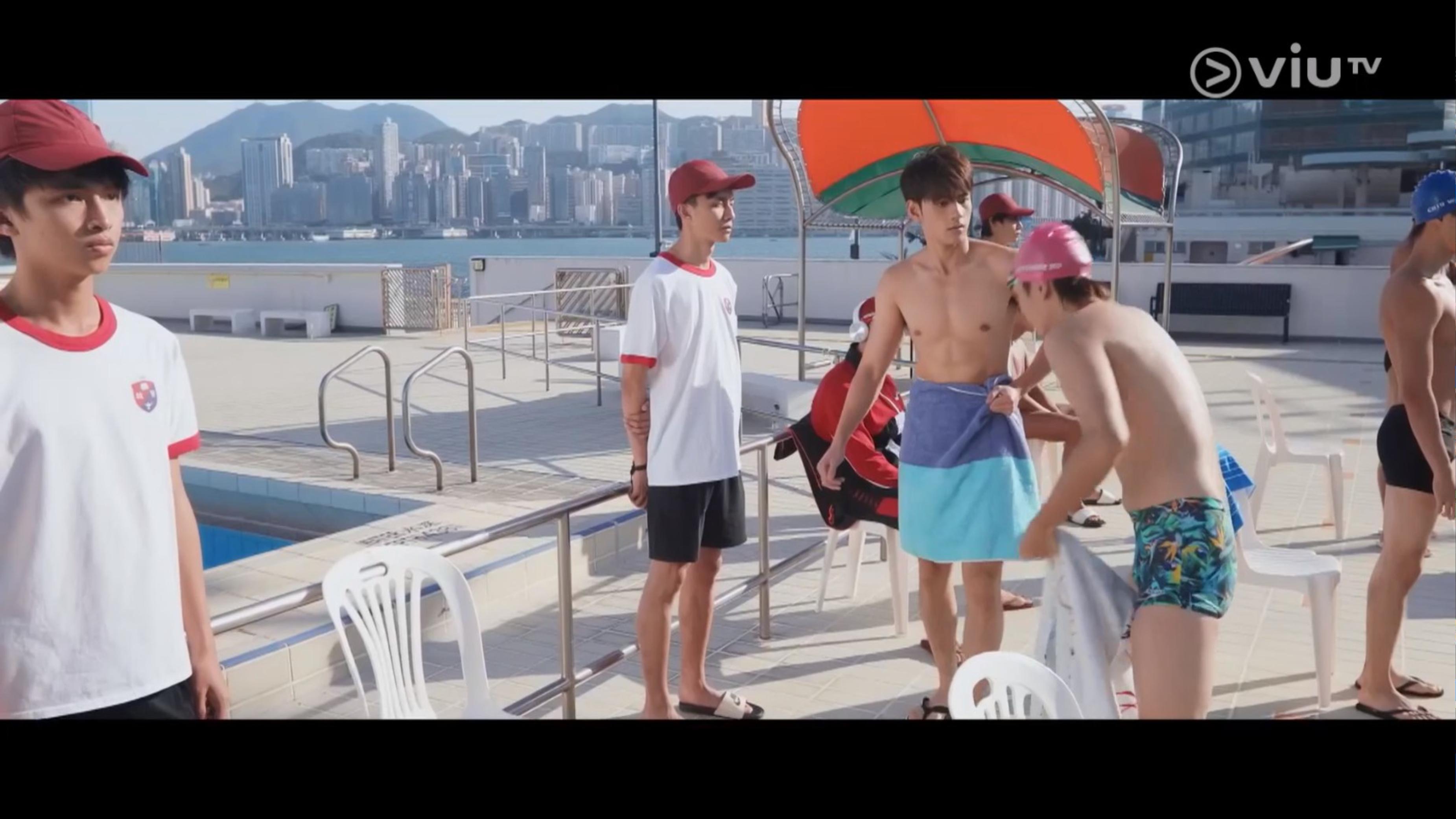 魏浚笙因只穿底褲,因而感到不安。