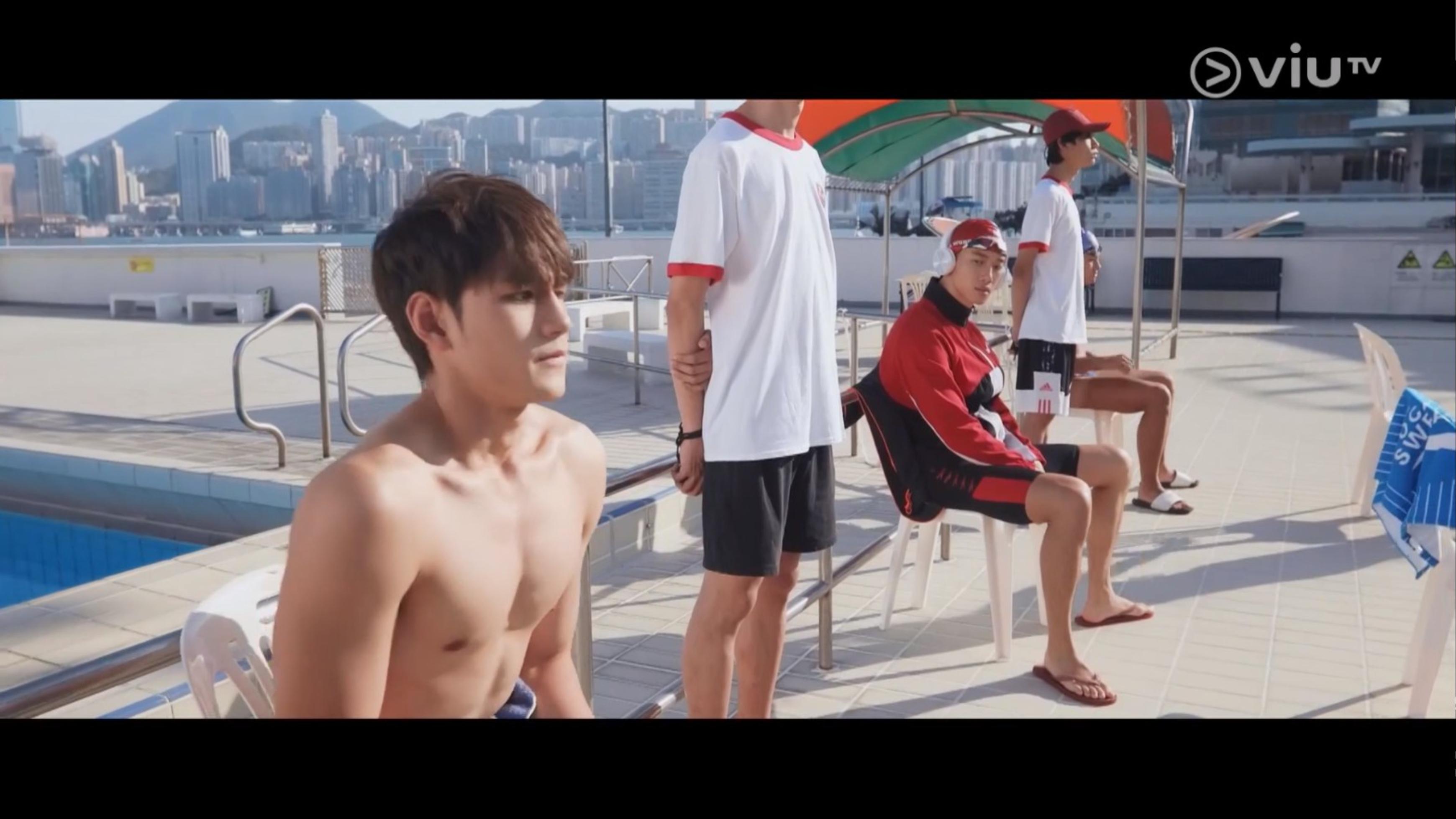 魏浚笙因只穿底褲,因而感到不安。