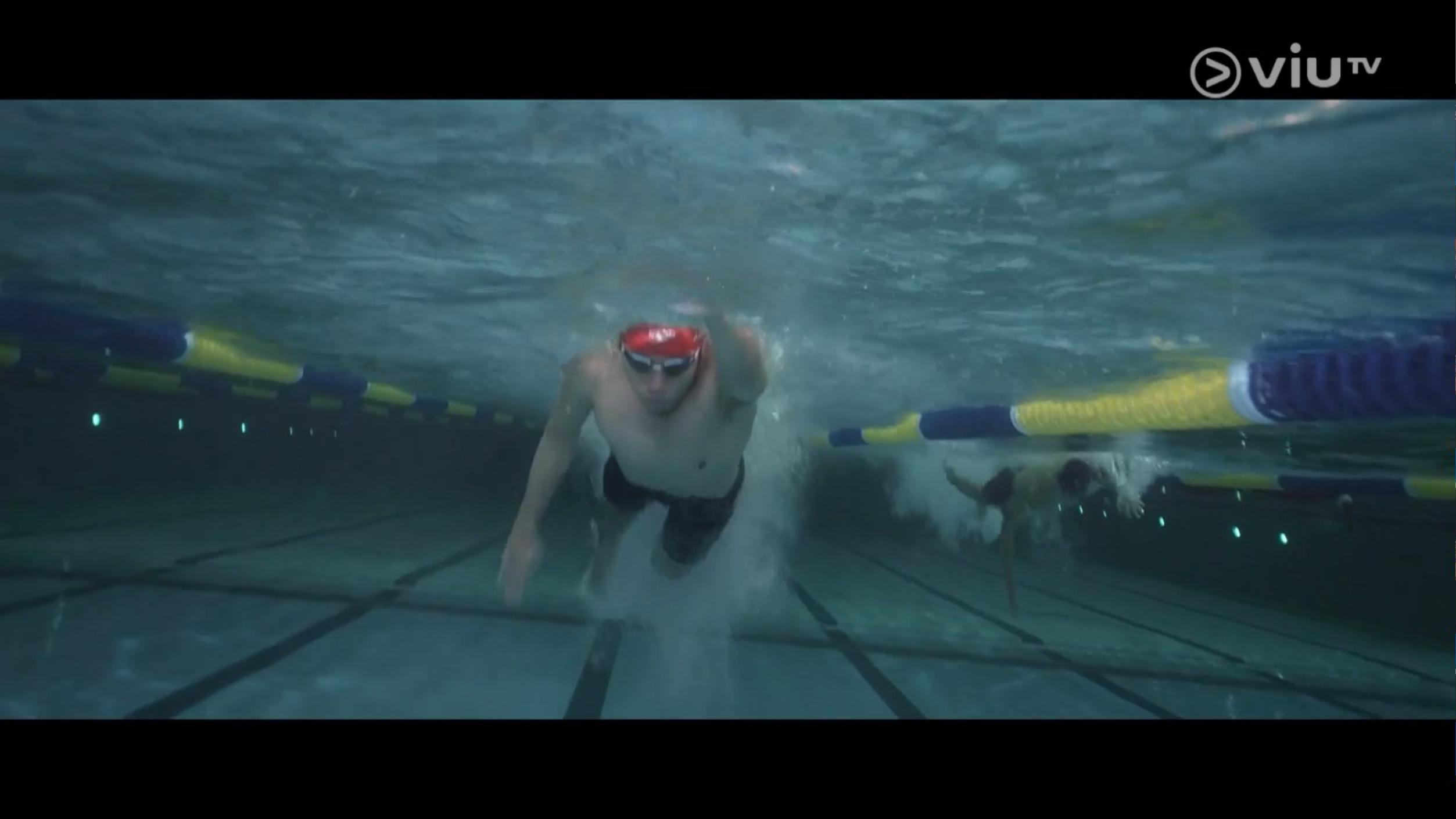 Stanley單腳都游贏。