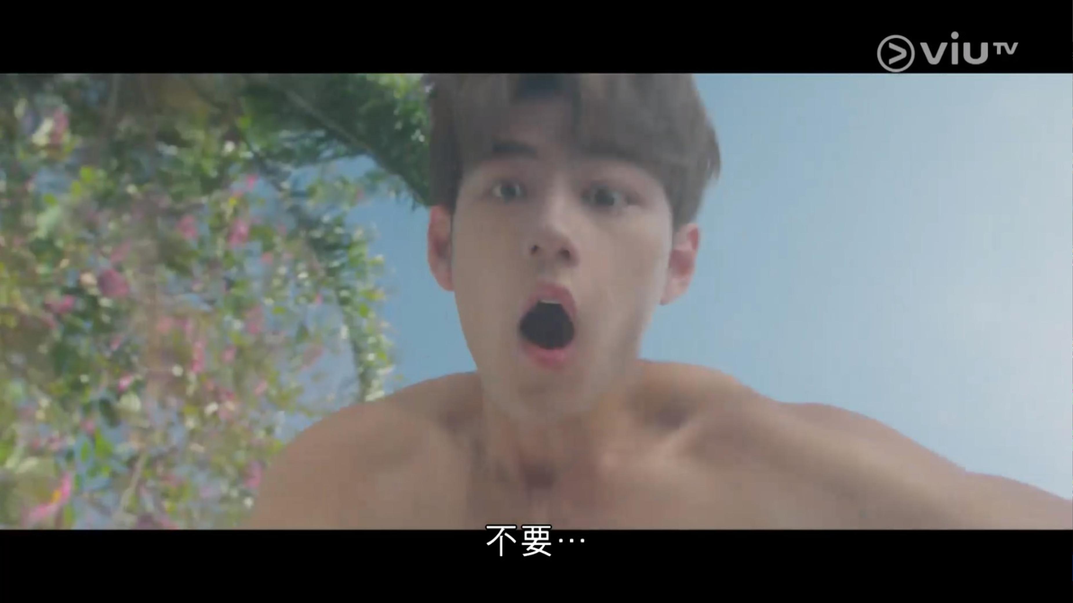 魏浚笙因滑倒而險跌落水。