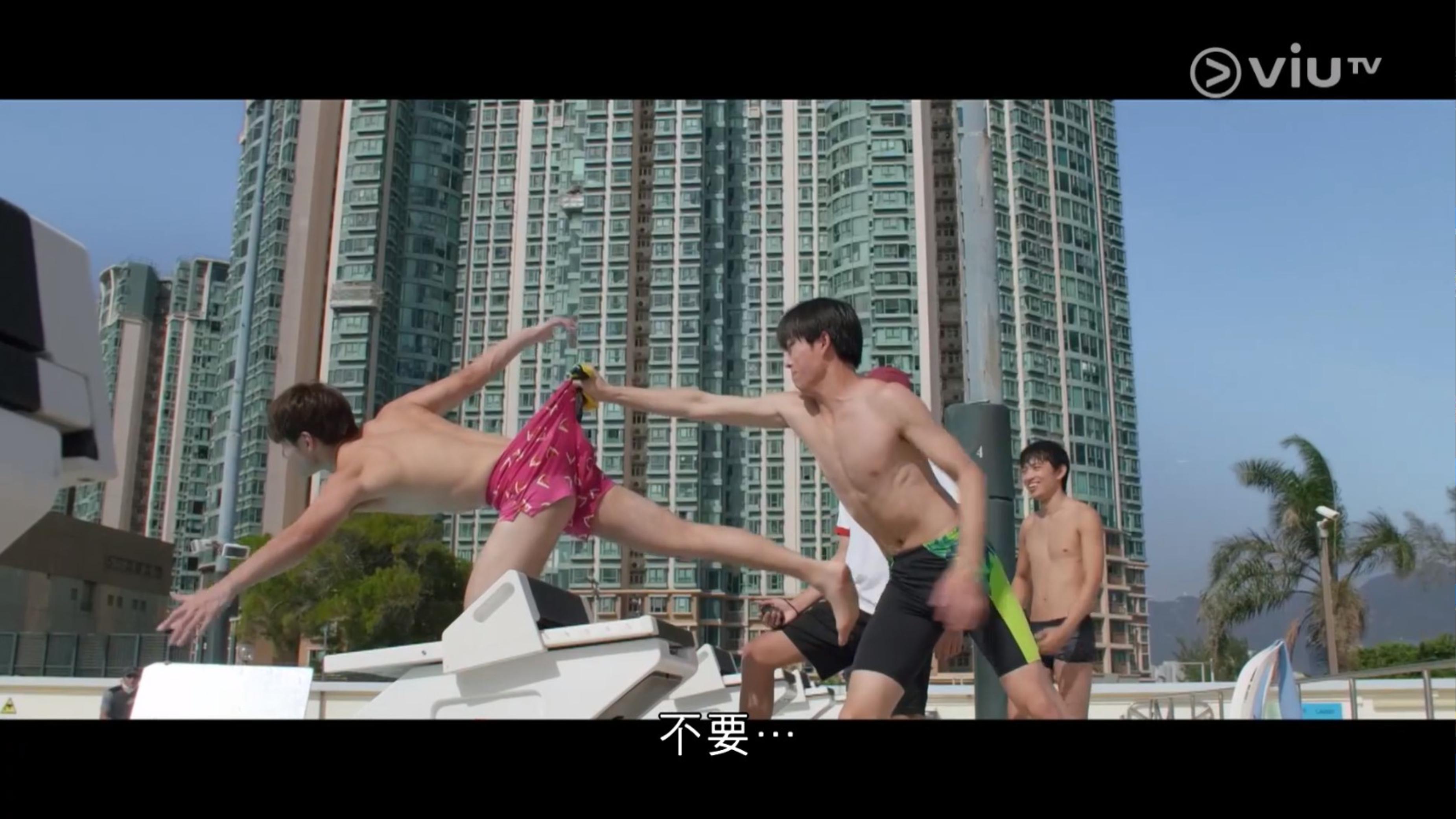 魏浚笙因滑倒而險跌落水。