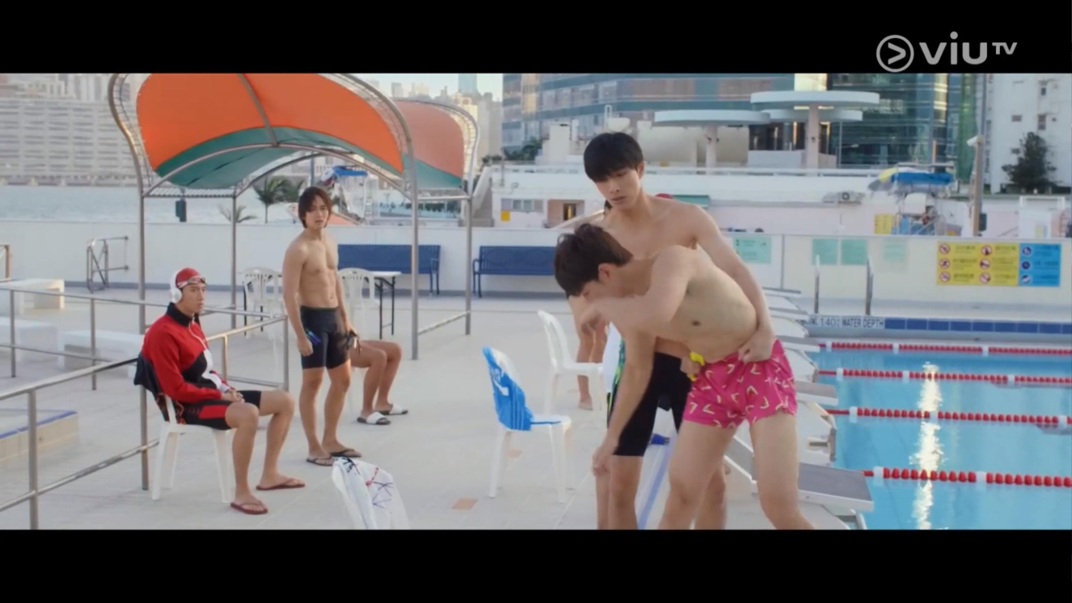 魏浚笙因滑倒而險跌落水。