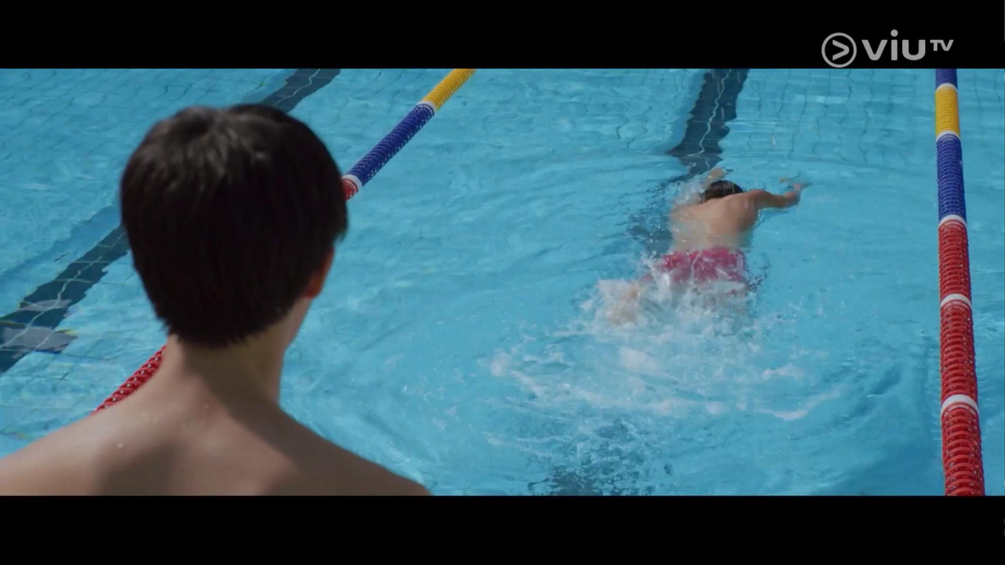 魏浚笙游了很久仍在起點位置。