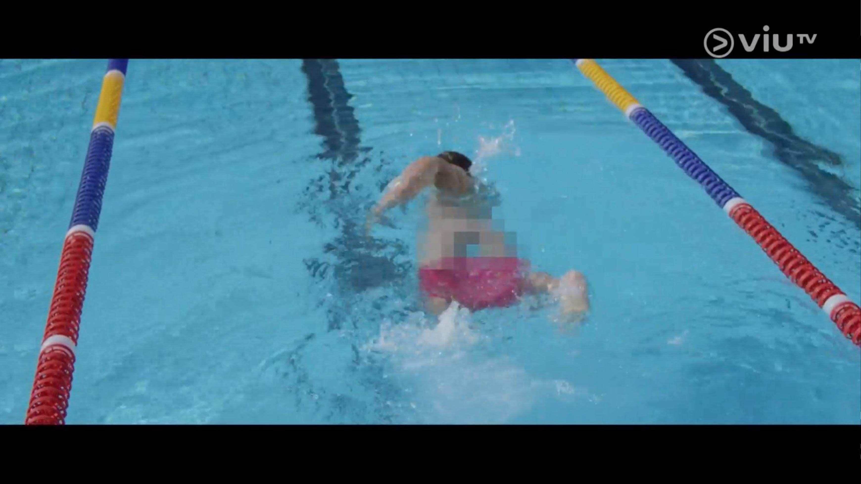 魏浚笙邊游邊甩褲。