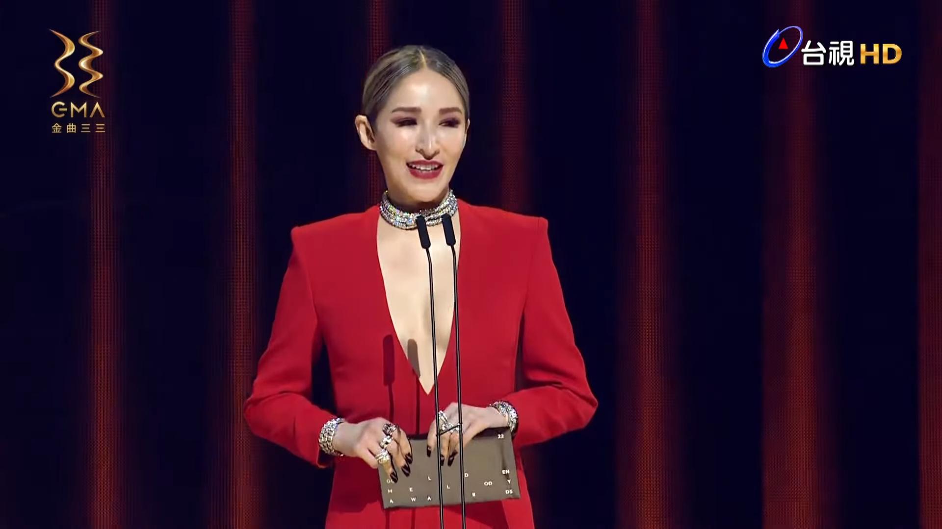 久休復出的蕭亞軒慘被網民嘲鼻子像「巫婆鼻」。