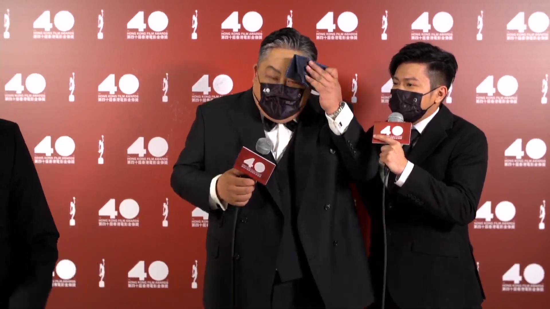 林雪受訪時頻頻出汗,他表示已自攜手巾仔抹汗。