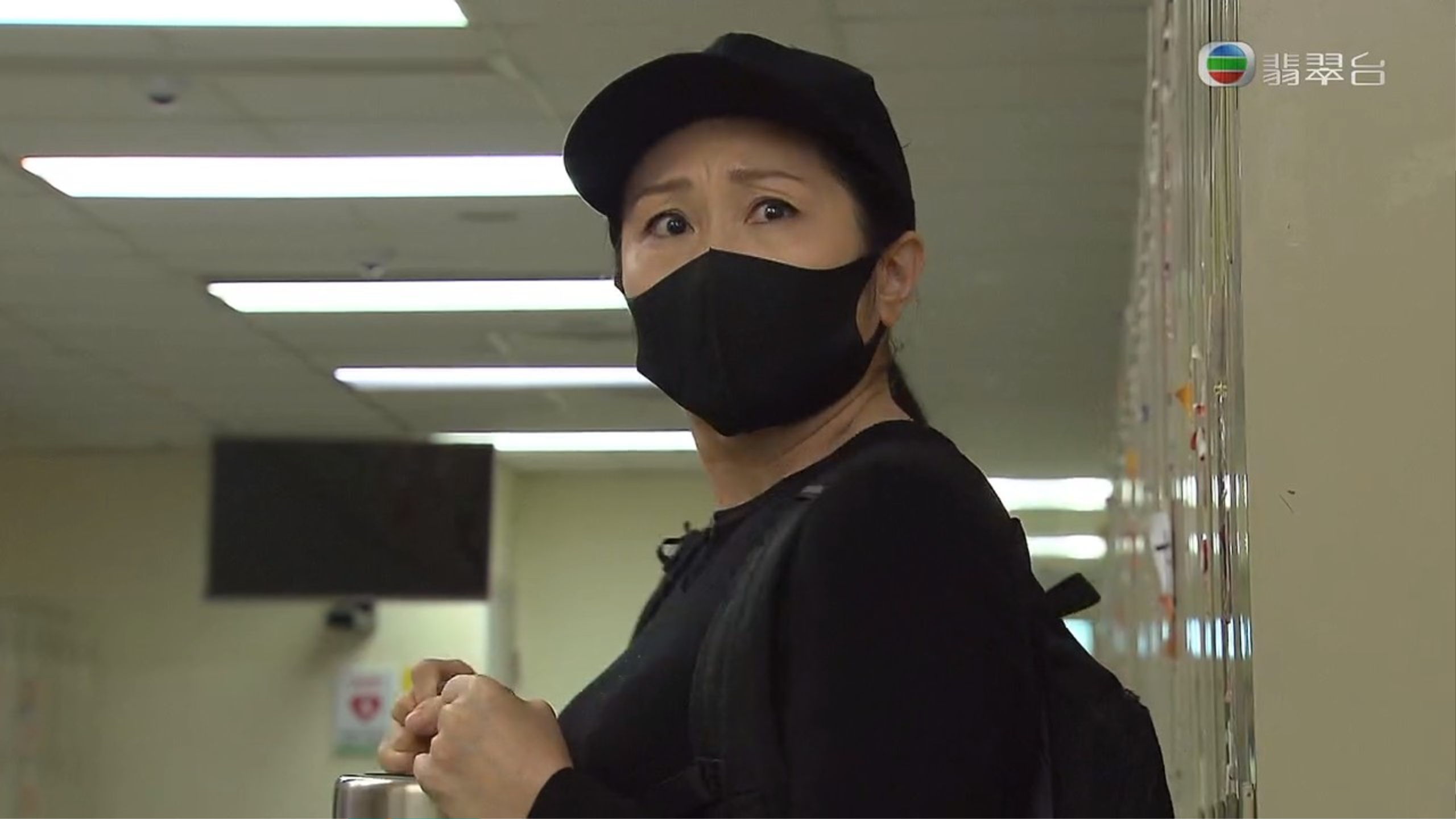 譚何容儀以全黑打扮到電視城追星。