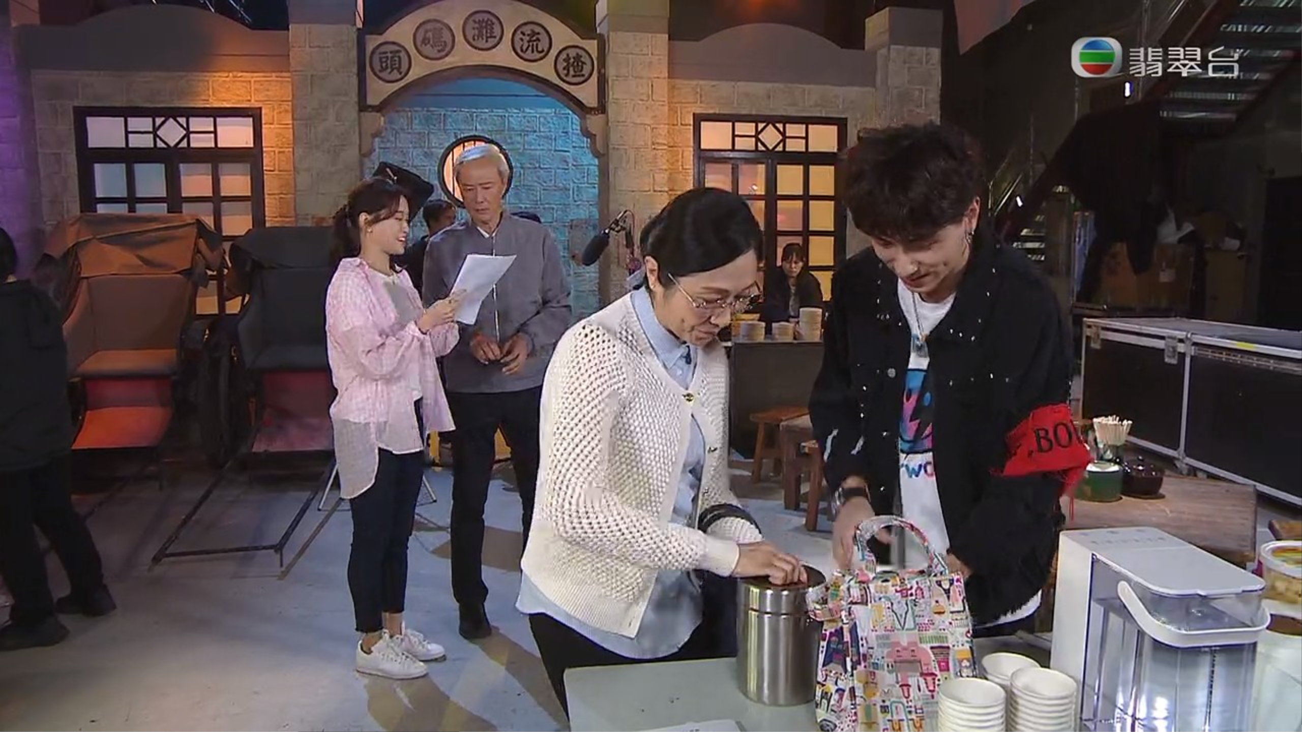 譚何容儀以囡囡是電視台職員,與蔥頭接近。