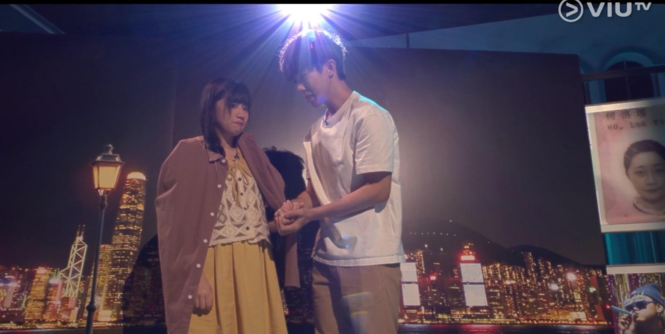 Marco在劇中主動為Sica披上外套,緊握對方的手表白。