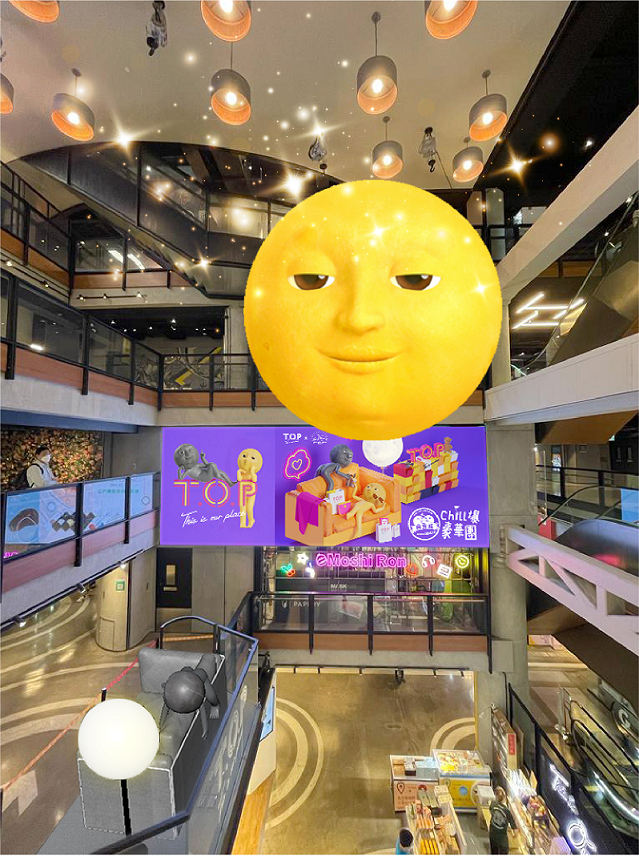 1樓中庭高掛「月亮女神」。