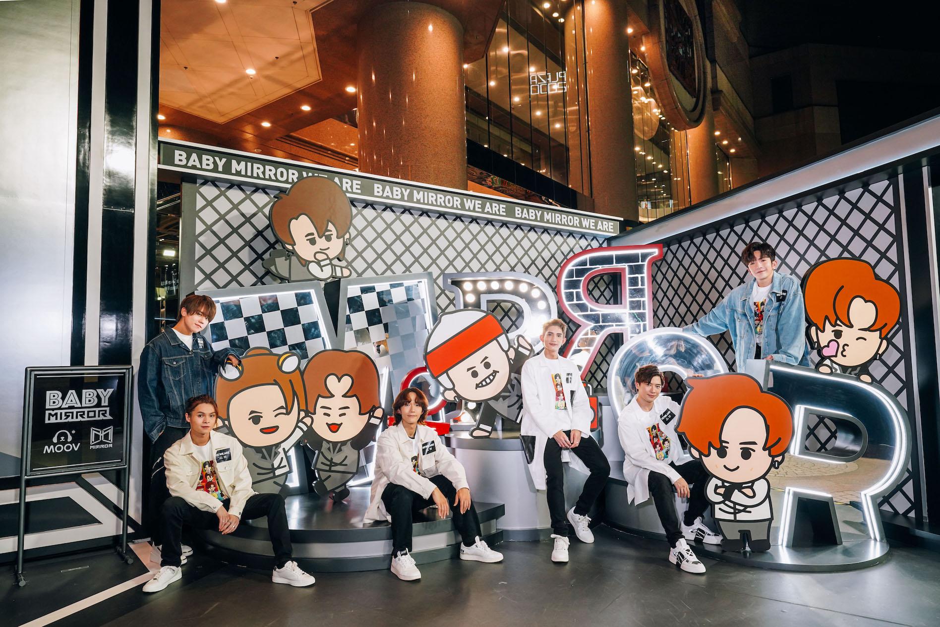 MIRROR跟自己的公仔拍照。