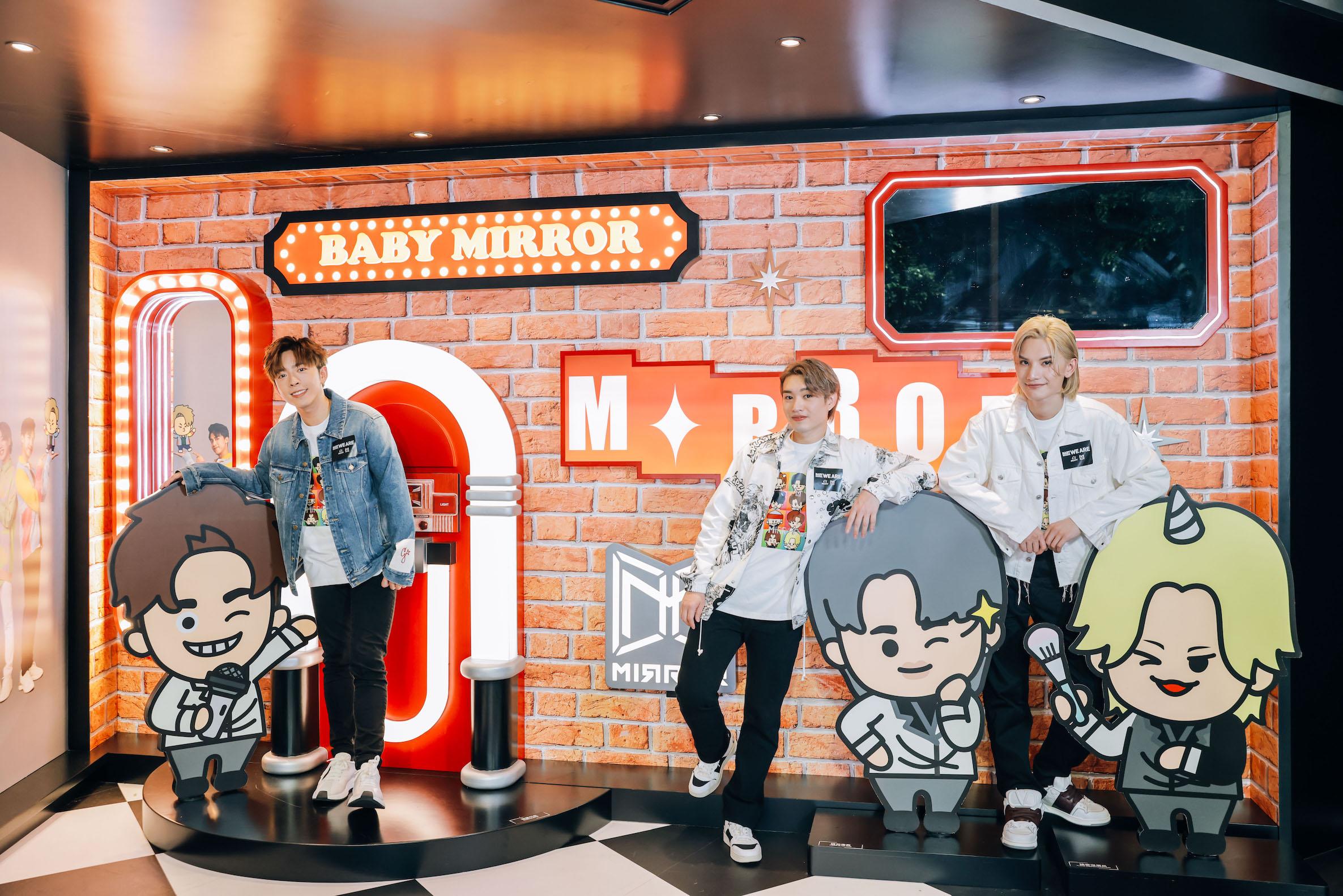 MIRROR跟自己的公仔拍照。