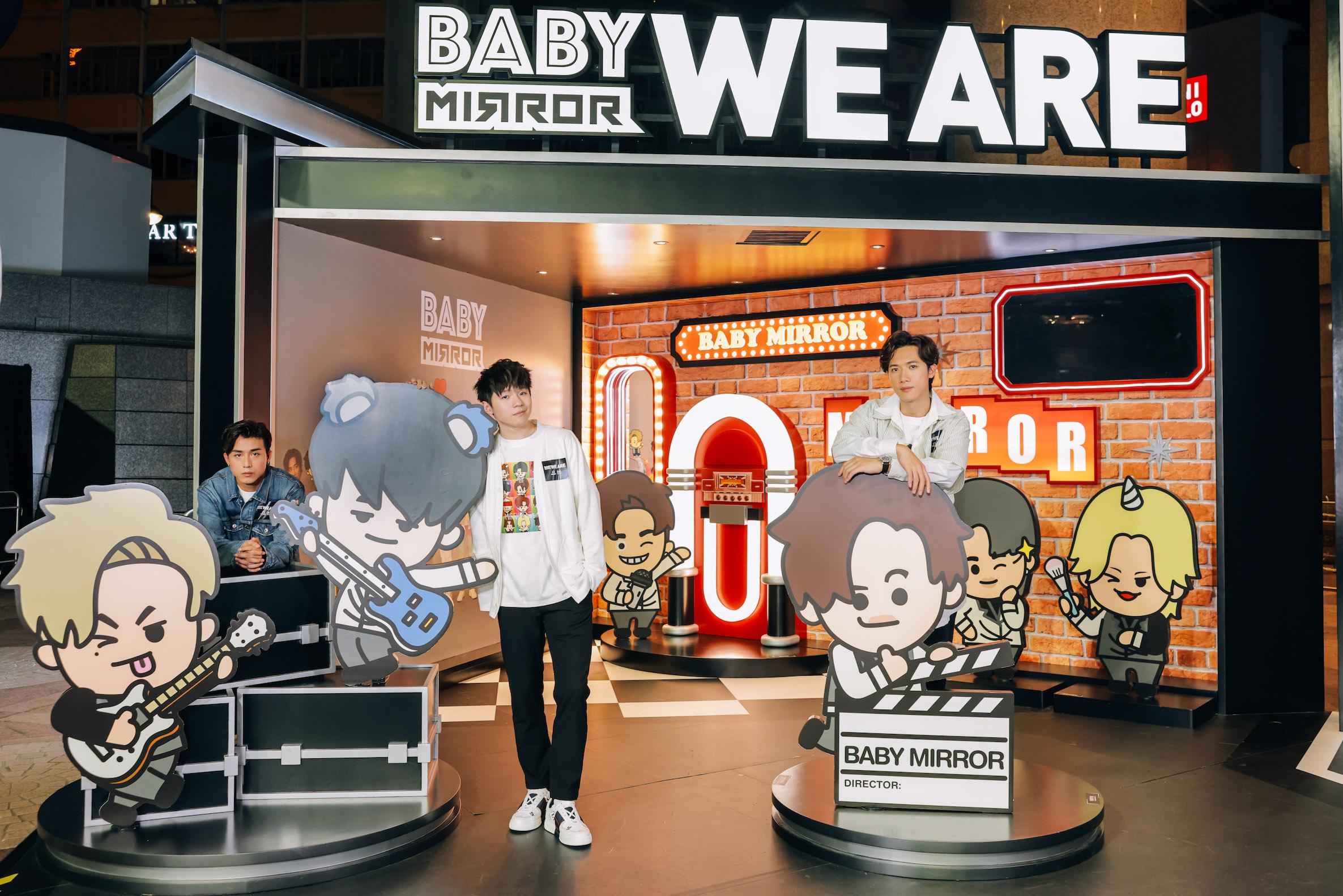 MIRROR跟自己的公仔拍照。