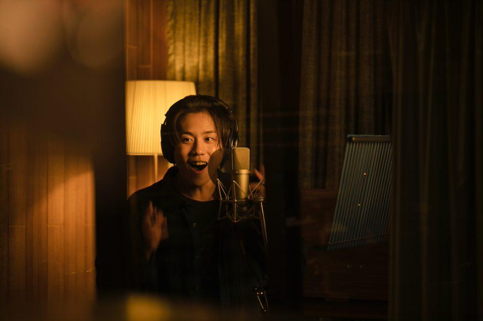 姜濤與戲中的方晴一樣,搖身一變成為萬人迷。