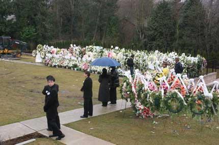 肥姐在加拿上安葬,當時墳場擺滿親友致送的花圈。