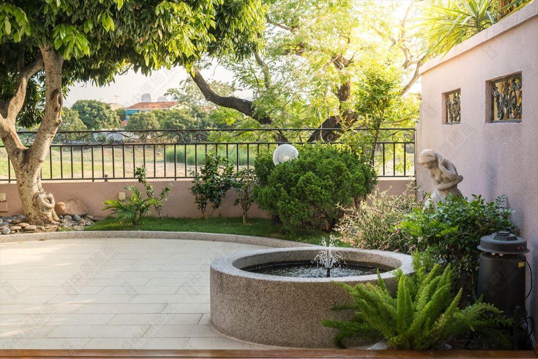 後花園有小型噴水池點綴。