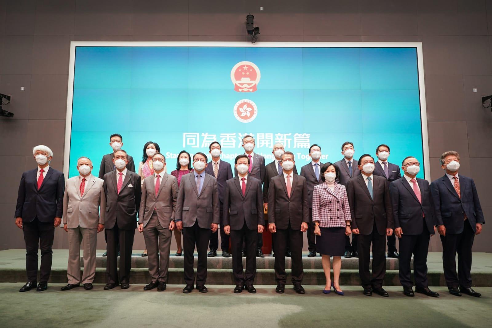 李家超首次行會前 率全體議員見記者