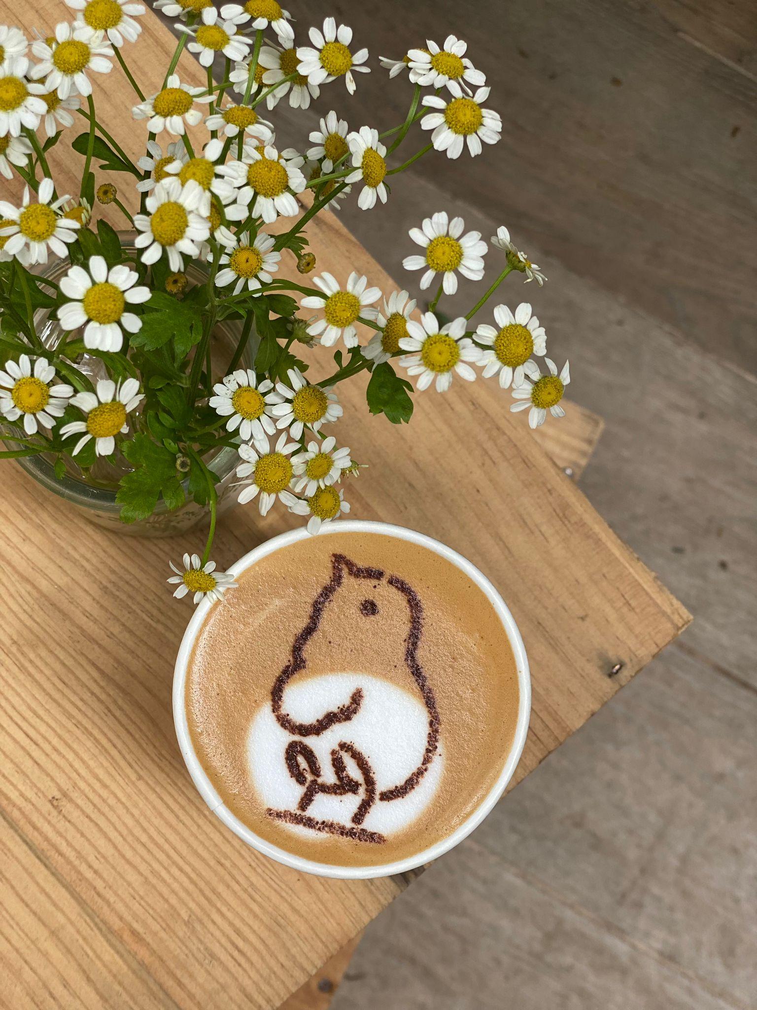 咖啡換上主題防熱紙套,hot latte更會有可愛雞仔圖案。