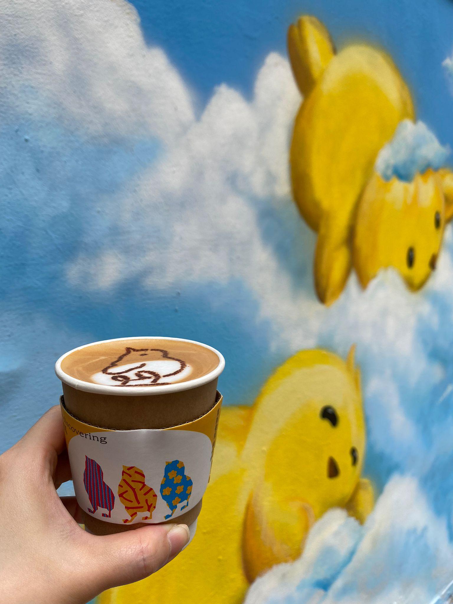 咖啡換上主題防熱紙套,hot latte更會有可愛雞仔圖案。