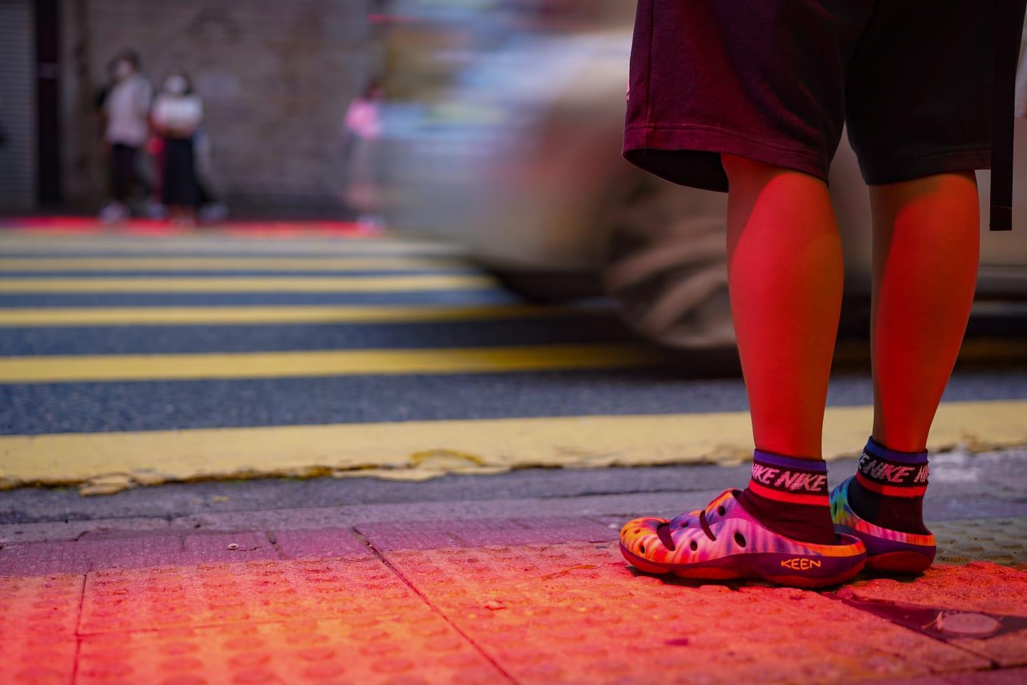 運輸署針對「低頭族」試行紅光照地裝置 總工程師:幫得一個得一個