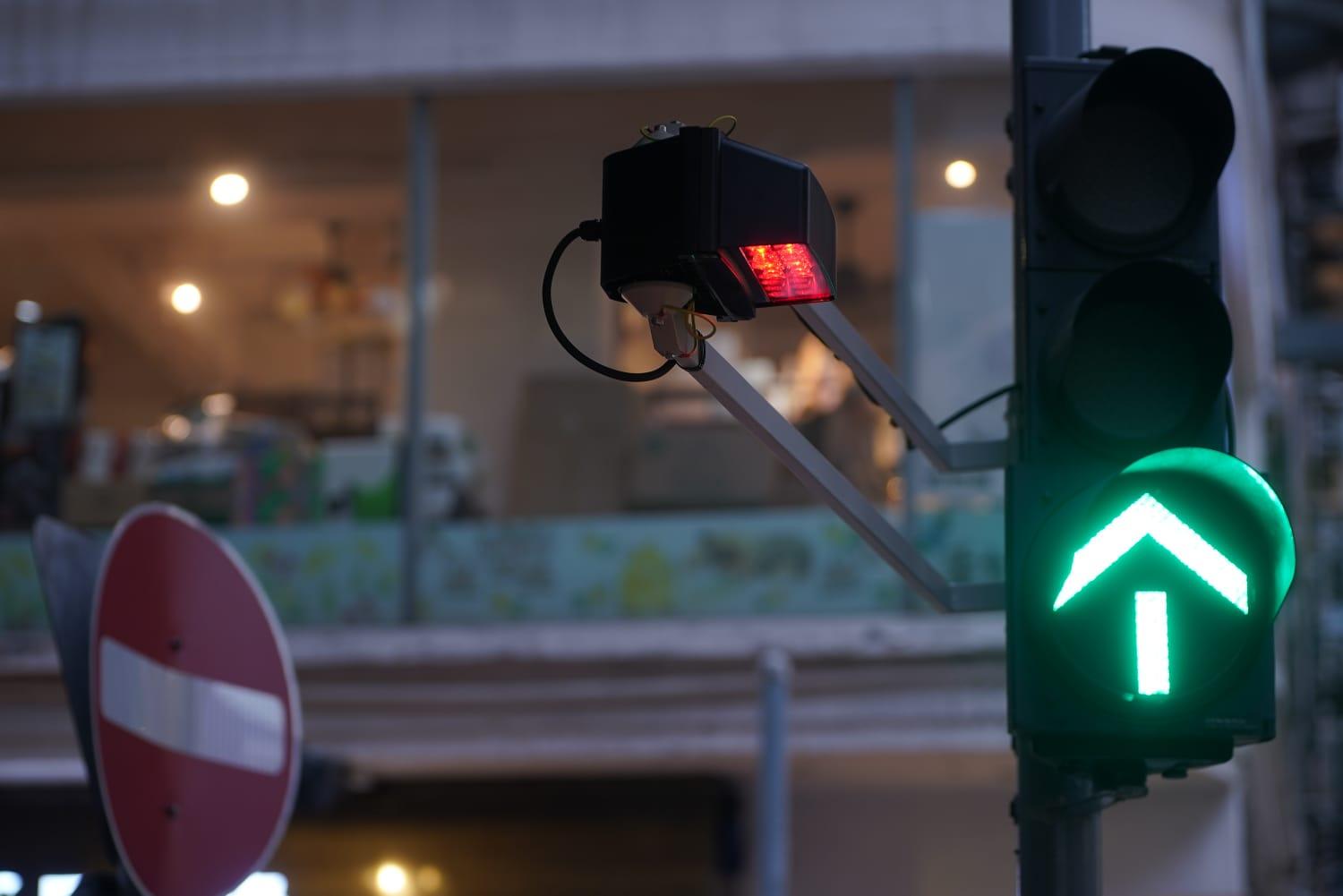 運輸署針對「低頭族」試行紅光照地裝置 總工程師:幫得一個得一個