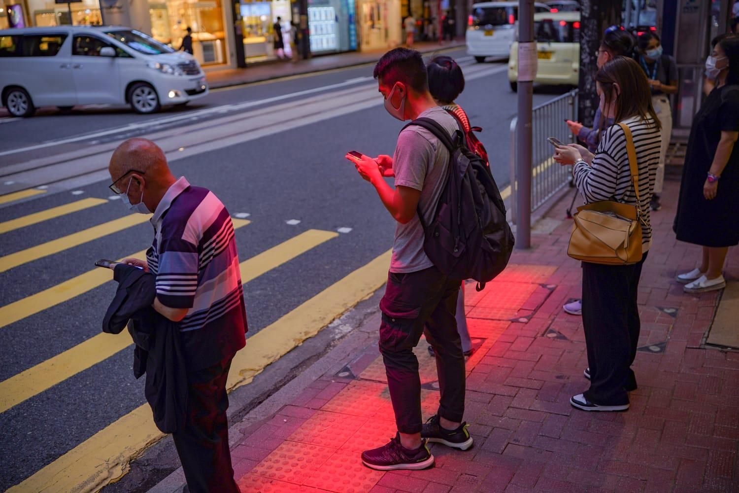 運輸署針對「低頭族」試行紅光照地裝置 總工程師:幫得一個得一個