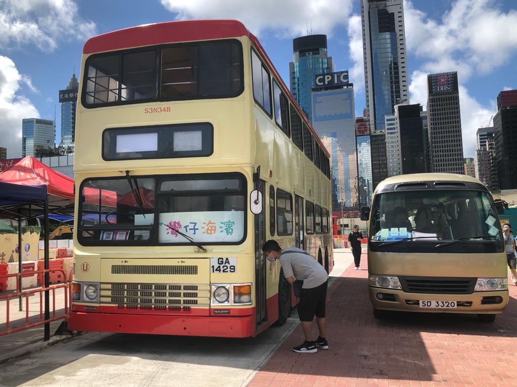 海濱事務委員會辦遙控巴士馬拉松 ,現場展出大型熱狗巴