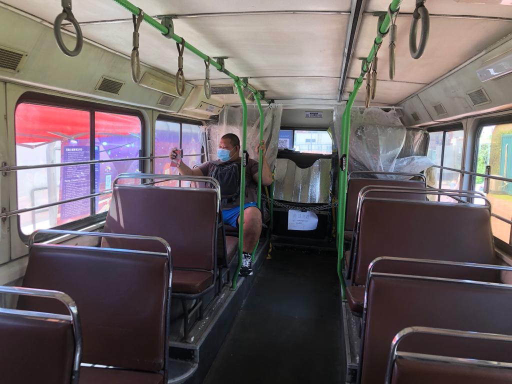 海濱事務委員會辦遙控巴士馬拉松 ,現場展出大型熱狗巴