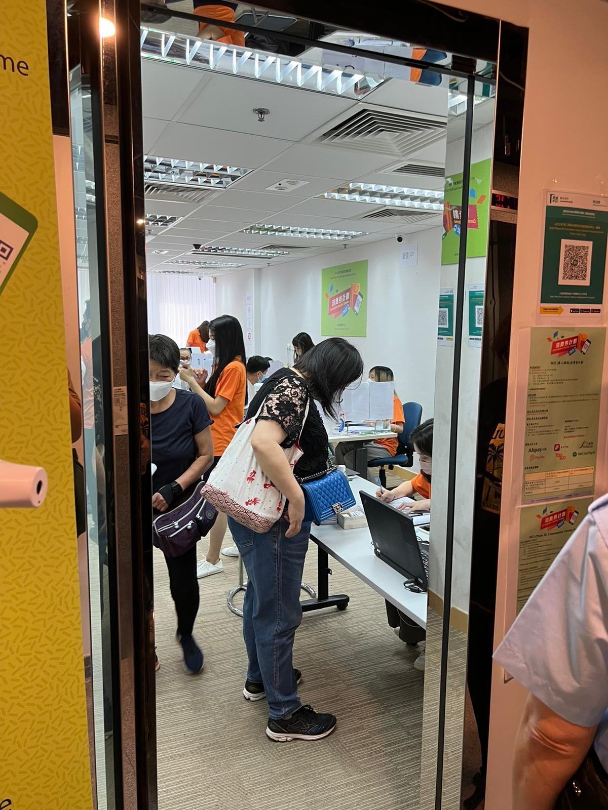 數十市民湧至觀塘臨時中心上訴 填表證沒意圖永久離港