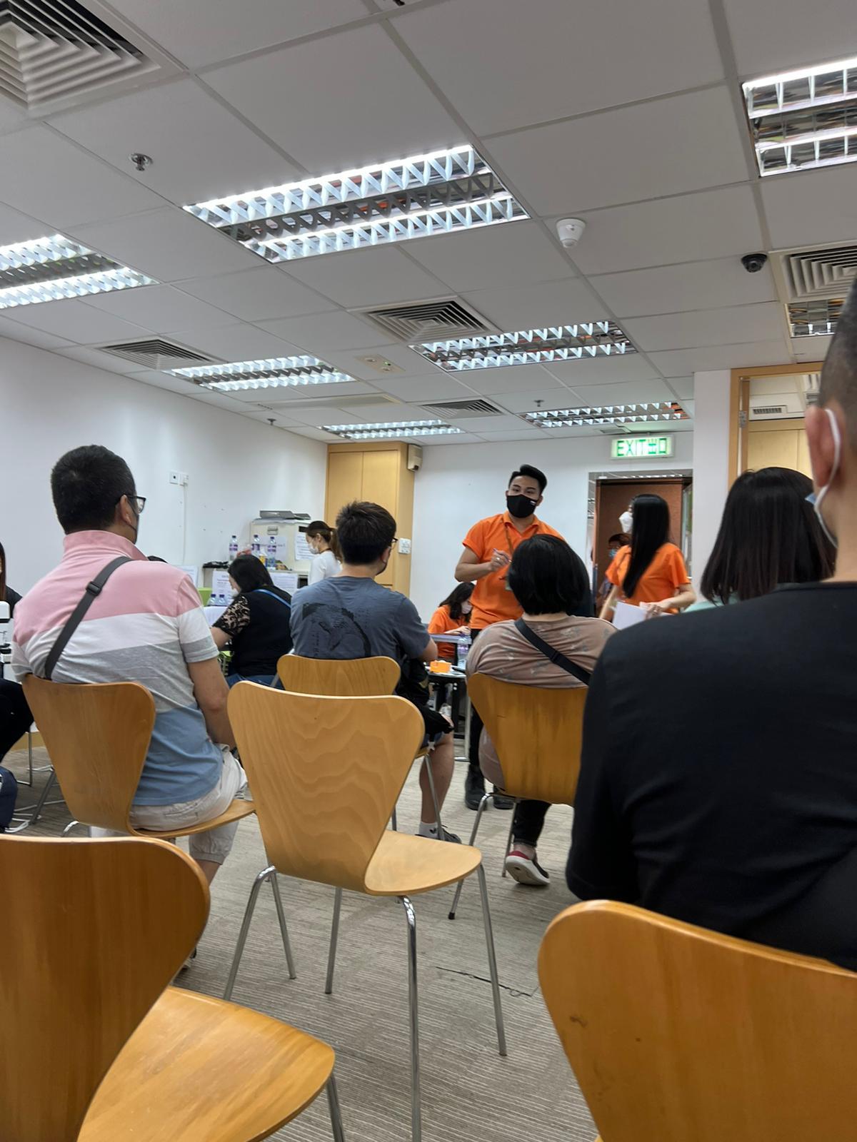 職員派發表格予上訴者填寫。