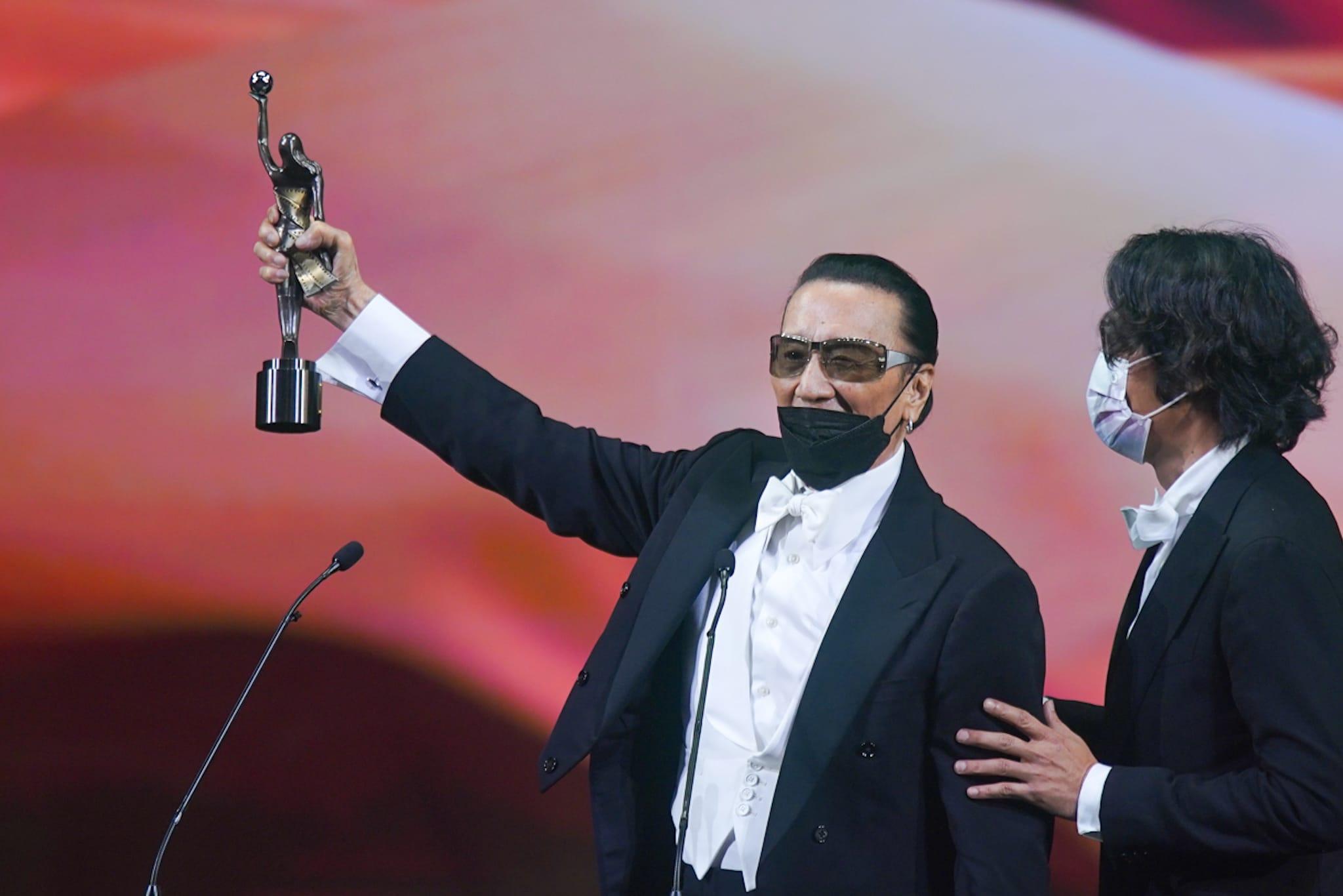 四哥獲獎,台下所有人站立為他鼓掌。