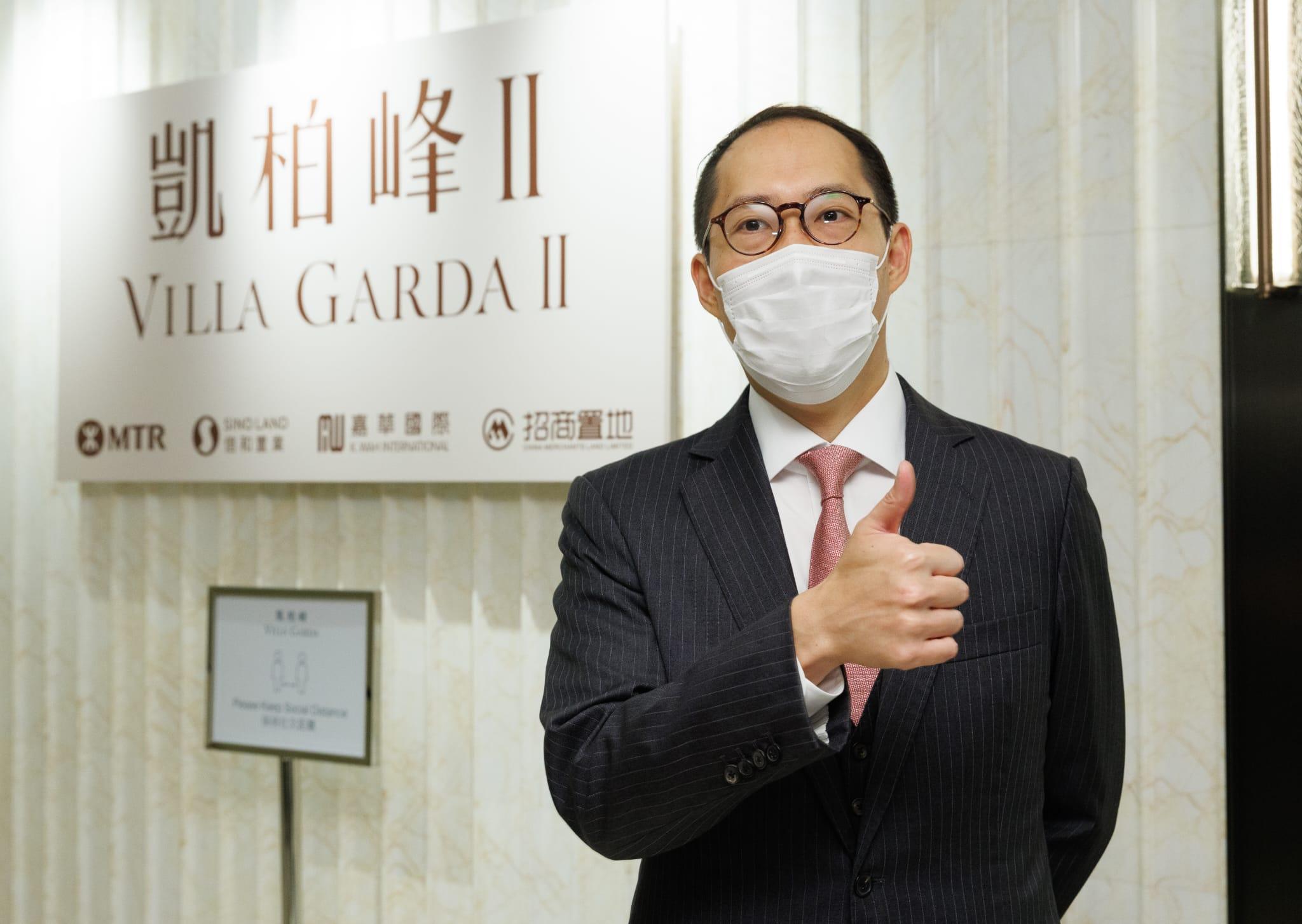 凱柏峰II首輪銷售信和集團副主席黃永光現身售樓處,並表示感謝買家支持。(蘇文傑攝)