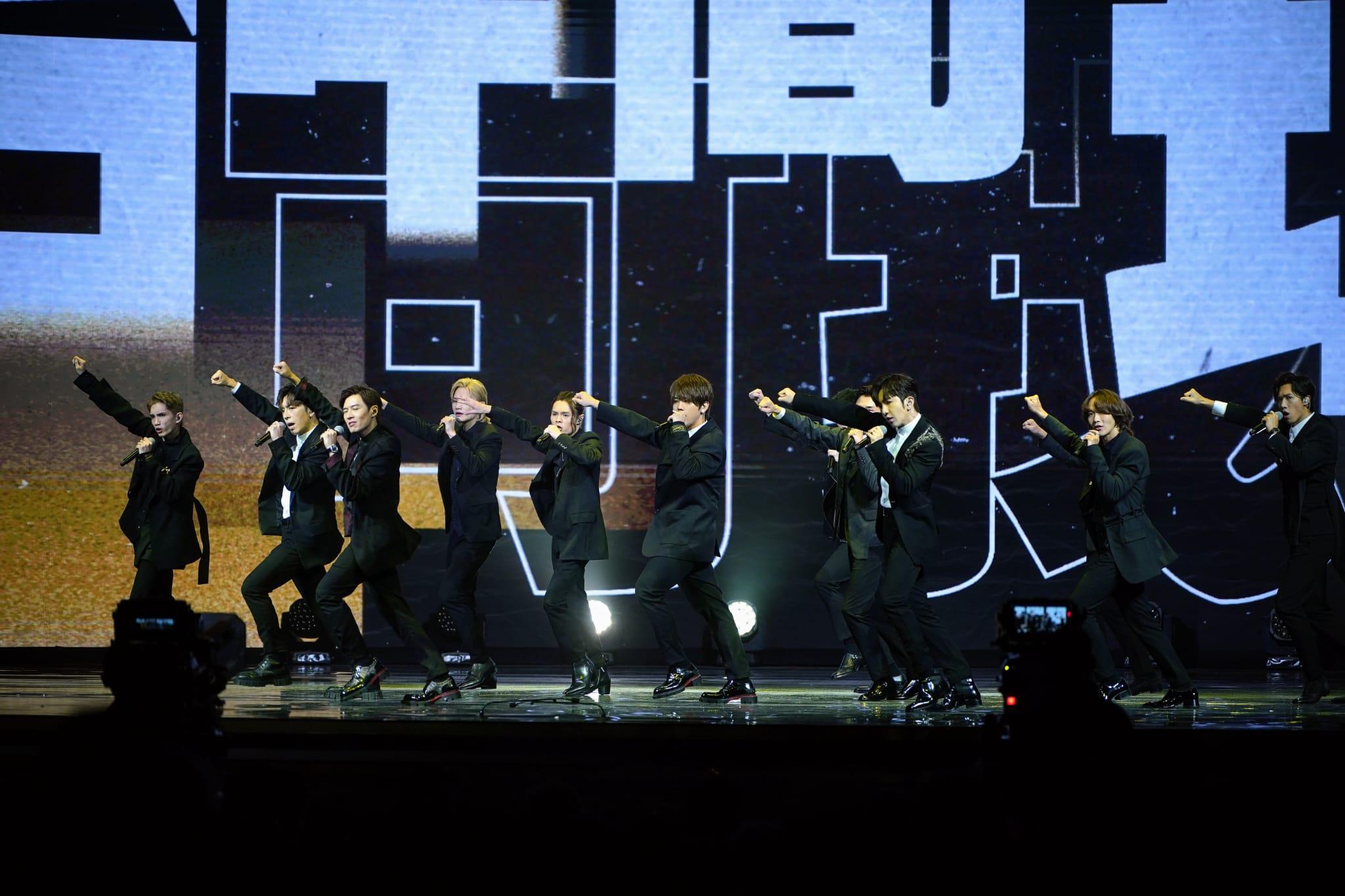 今屆香港電影金像獎由MIRROR獻唱《金人》打頭陣。