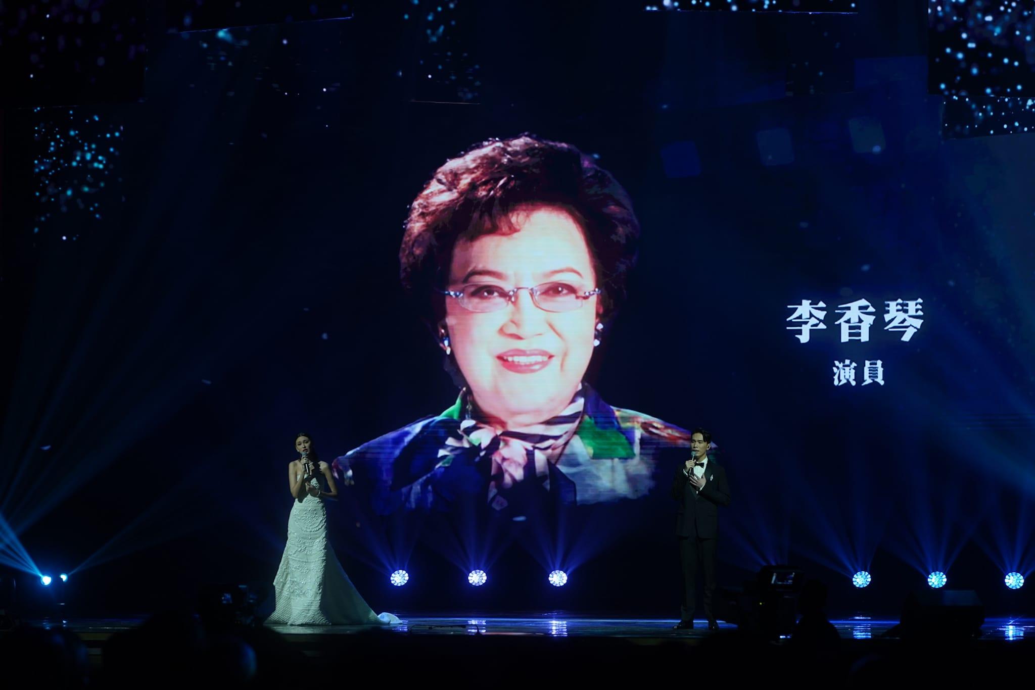 金像獎設致敬環節,畫面播出多位已故電影工作者的照片,令人傷感。