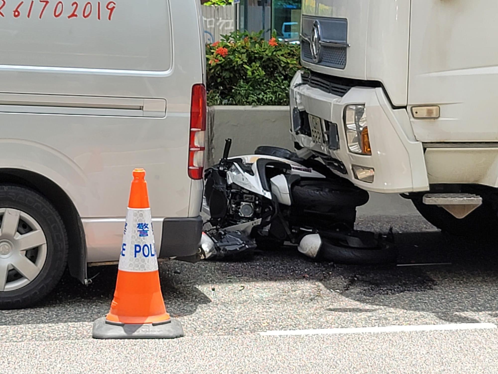 觀塘道三車連環相撞電單車捲貨車底 女乘客送院不治
