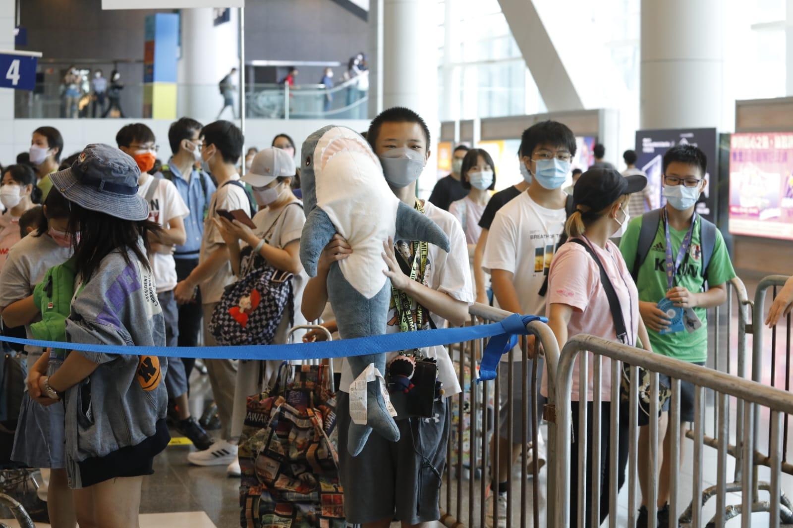 有市民帶著公仔排隊