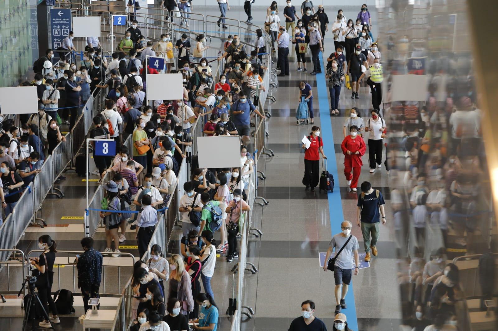 書展今起舉行 頭位市民清晨5時排隊為買限量版書